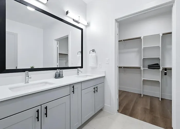 G36, 2br Luxury By Golf, Pool & Gym, Near Stockyards *