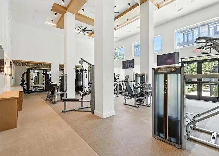 Apartment G36, 2br Luxury By Golf, Pool & Gym, Near Stockyards