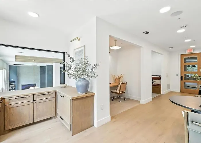 G36, 2br Luxury By Golf, Pool & Gym, Near Stockyards Apartment