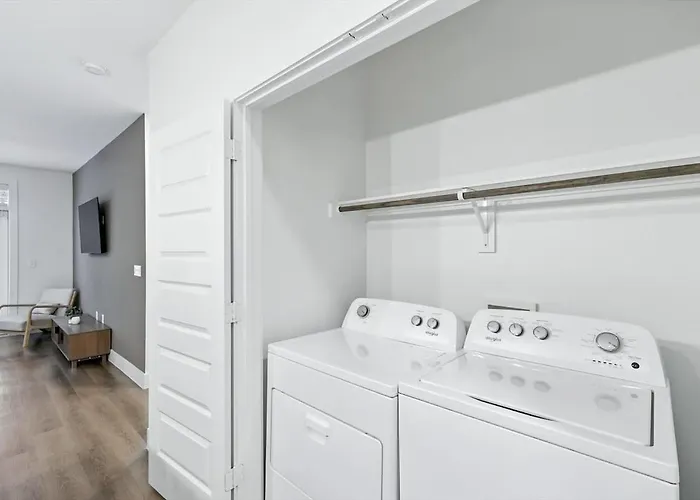 G36, 2br Luxury By Golf, Pool & Gym, Near Stockyards *