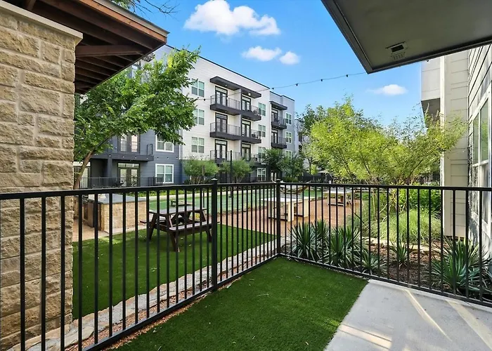 G36, 2br Luxury By Golf, Pool & Gym, Near Stockyards Apartment *