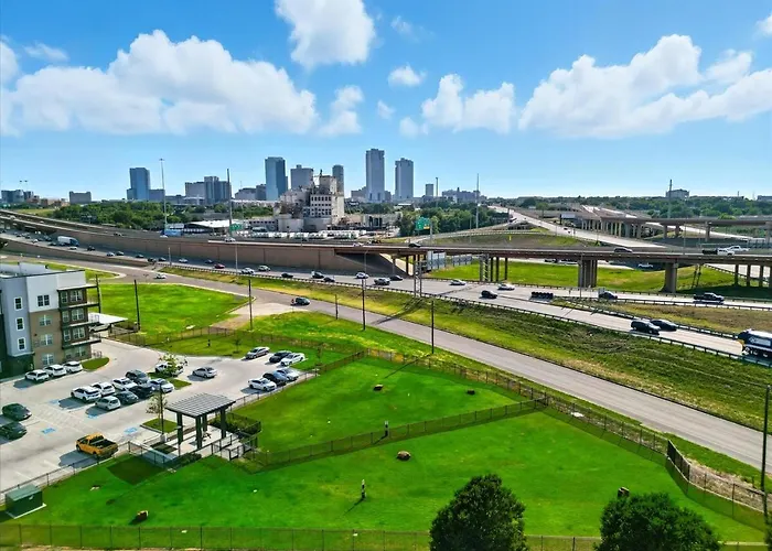 G36, 2br Luxury By Golf, Pool & Gym, Near Stockyards