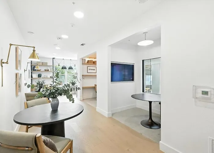 G36, 2br Luxury By Golf, Pool & Gym, Near Stockyards Apartment