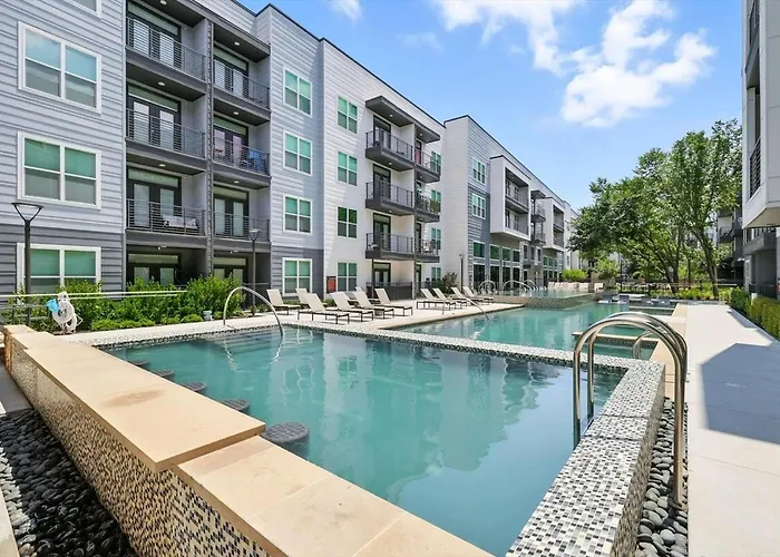 G36, 2br Luxury By Golf, Pool & Gym, Near Stockyards *