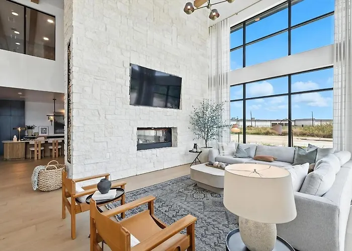 Apartment G36, 2br Luxury By Golf, Pool & Gym, Near Stockyards *
